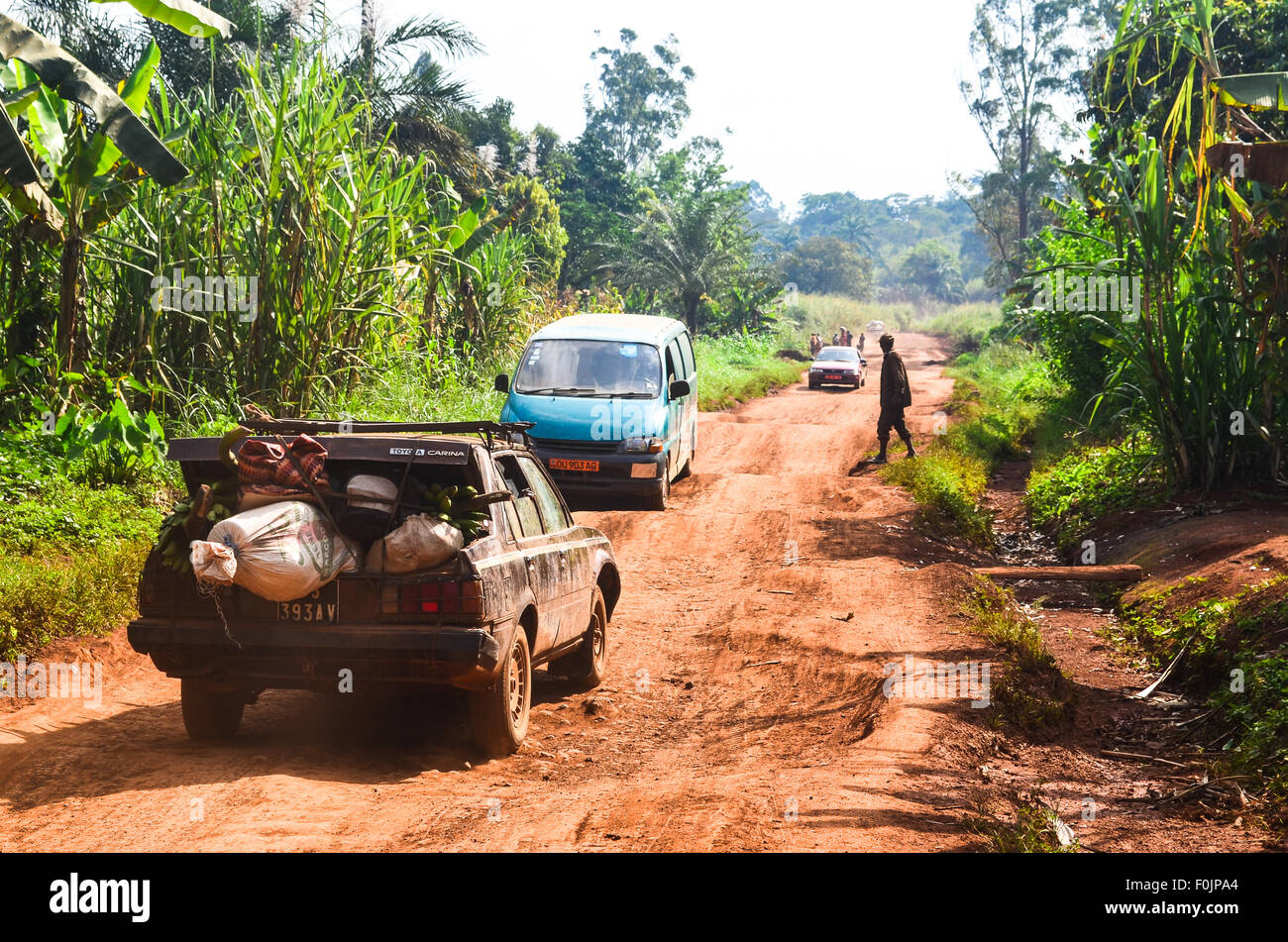 Lokalen Taxis auf einem roten Erde Feldweg in ländlichen Regionen Afrikas Stockfoto