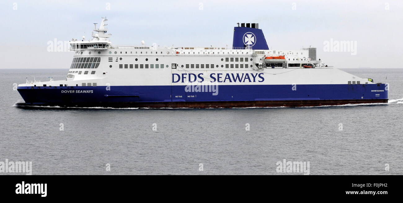 AJAXNETPHOTO. 29. JUNI 2015. KANAL, ENGLAND. - CROSS-CHANNEL-AUTO UND PKW FÄHRE DFDS SEAWAYS. FOTO: JONATHAN EASTLAND/AJAX REF: D152906 5361 Stockfoto