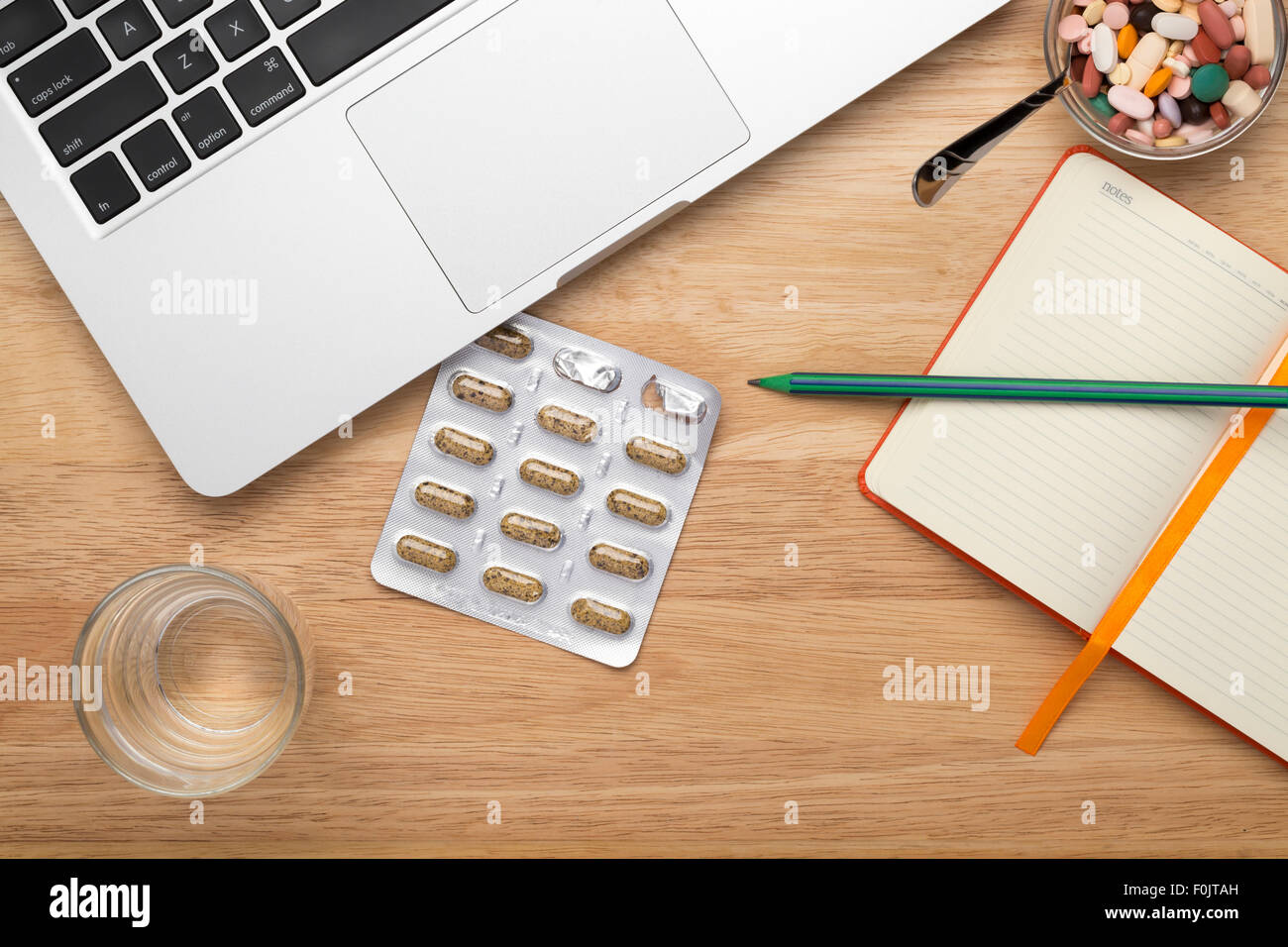 Antivirus-set mit Pillen Blister Pack und Laptop auf Tisch Stockfoto