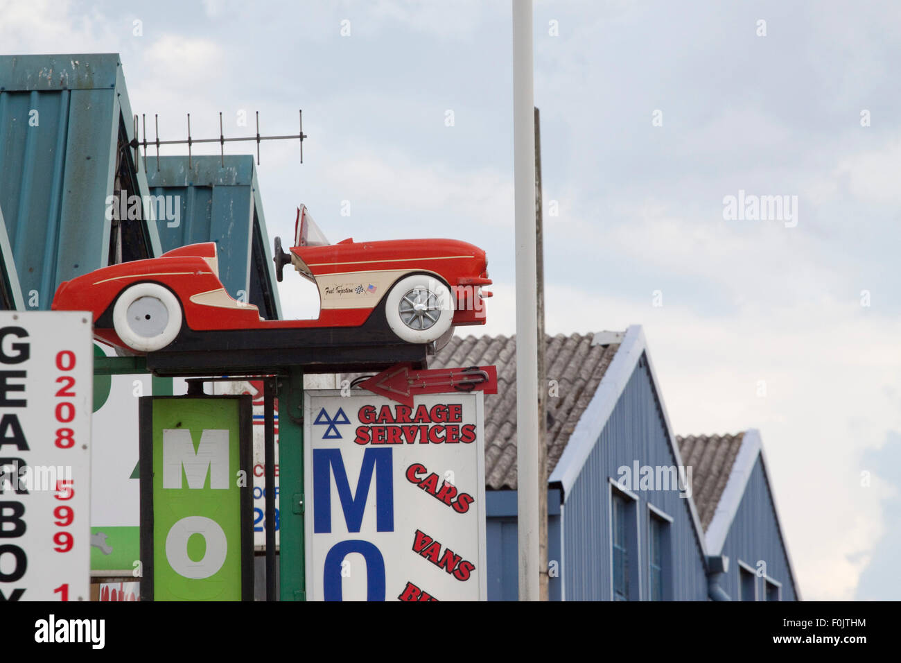 Ein Kind amerikanisches Coupe Auto auf einem Pfahl wirbt eine garage Stockfoto