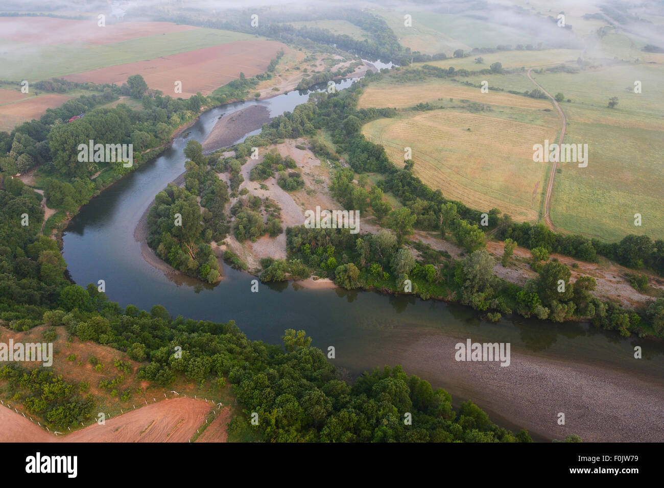 Luftaufnahme über der Arda-River-Canyon, Madzharovo, östlichen Rhodopen, Bulgarien, Mai 2013. Stockfoto