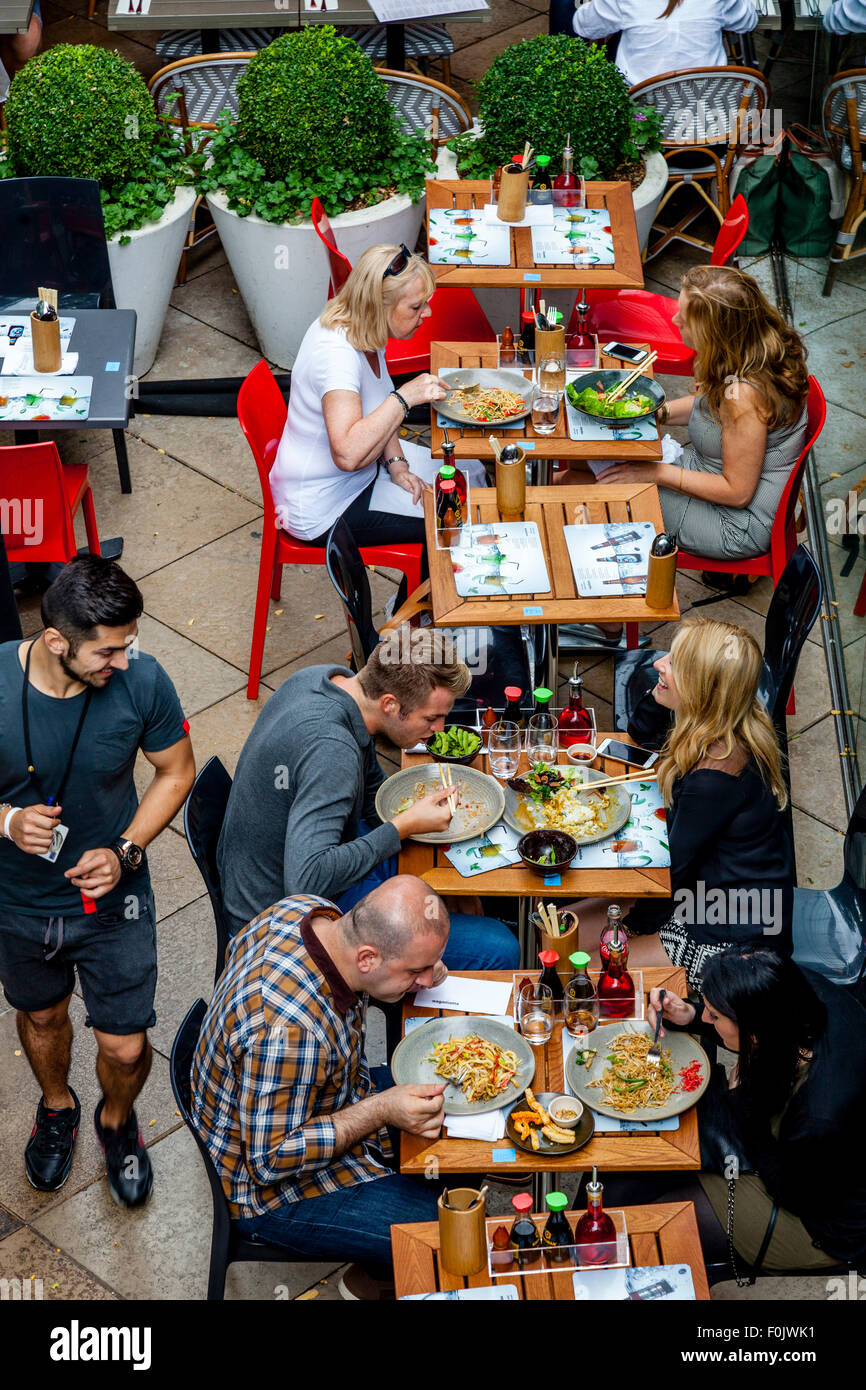 Menschen Essen in einem Restaurant am Fluss, die Southbank, London, England Stockfoto