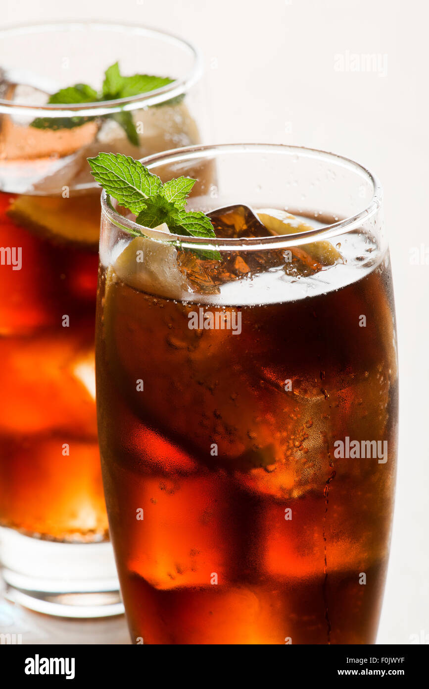 Glas frische Cola oder Soda Drink mit Eiswürfeln. Stockfoto