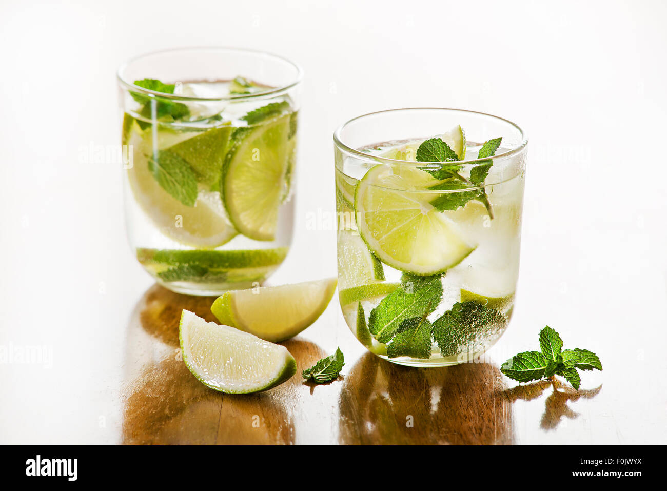 Kalten Mojito cocktail auf einem rustikalen Tisch. Stockfoto