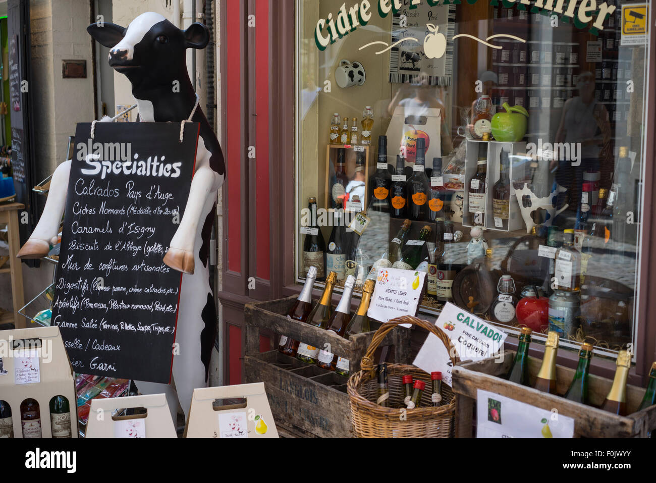 Calvados und Cidre zum Verkauf in Honfleur, Normandie, Frankreich. Stockfoto