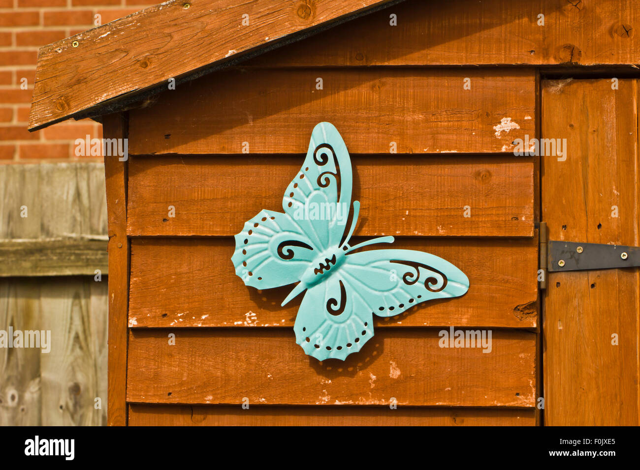 Blau Metall Schmetterling Ornament auf einem hölzernen Schuppen Stockfoto