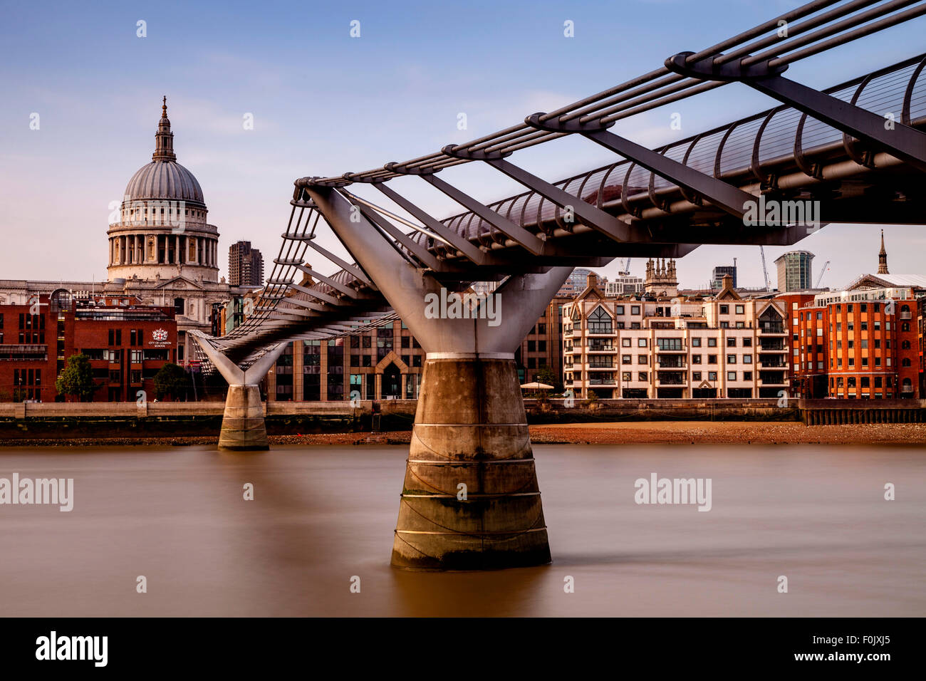 Die Millennium Bridge und St. Pauls Cathedral, London, England Stockfoto