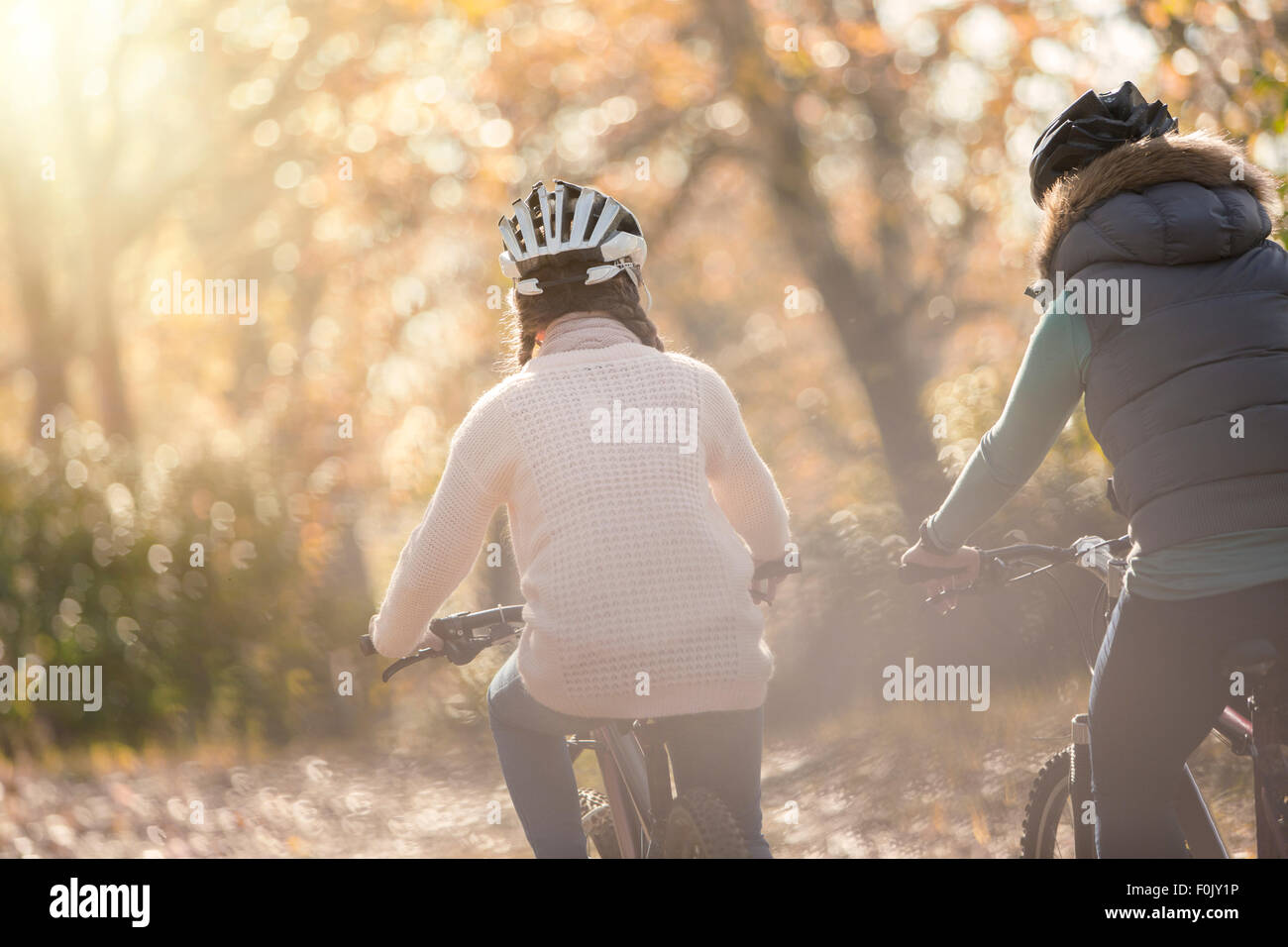 Mutter und Tochter Radfahren im Wald Stockfoto