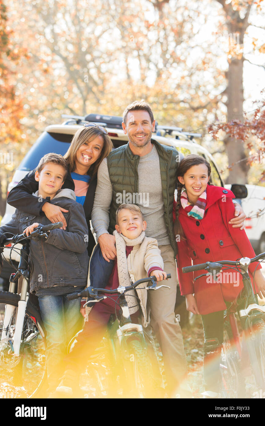 Porträt, Lächeln Familie mit Mountain-Bikes im freien Stockfoto