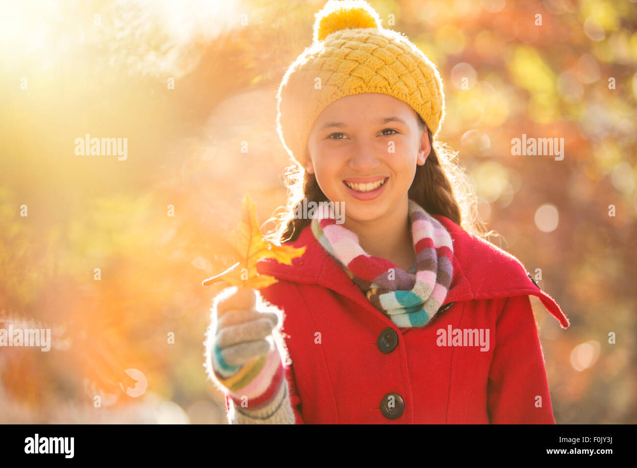 Porträt, lächelndes Mädchen halten goldenen Herbst Blatt Stockfoto