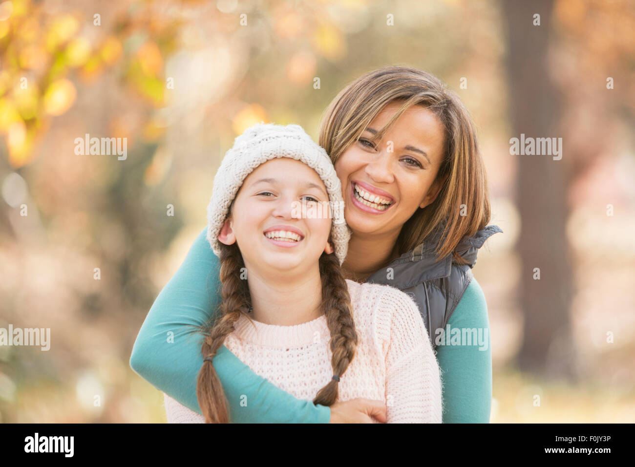 Porträt begeisterte Mutter und Tochter umarmt im freien Stockfoto