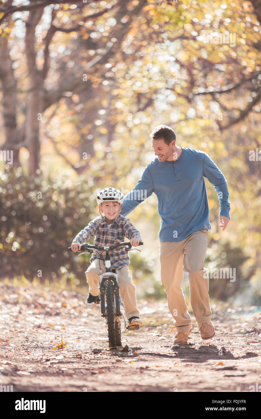 Vater Lehre Sohn Fahrrad Weg im Wald fahren Stockfoto