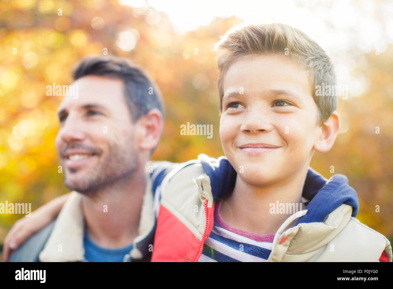 Nahaufnahme, lächelnd, Vater und Sohn umarmt im freien Stockfoto