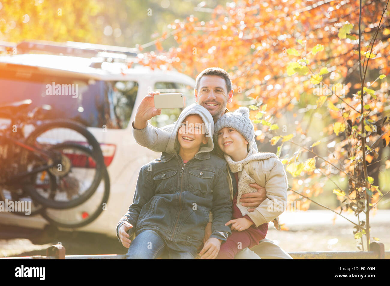 Vater und Söhne nehmen Selfie im Herbst park Stockfoto