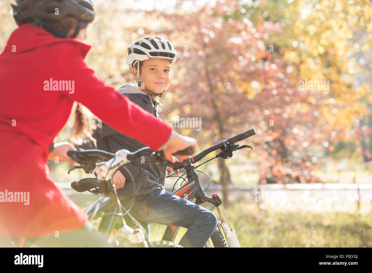 Porträt jungen Fahrrad fahren im Herbst park Stockfoto