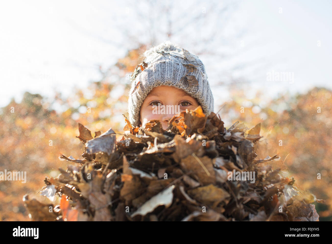 Porträt junge Holding Haufen Herbst Blätter Stockfoto