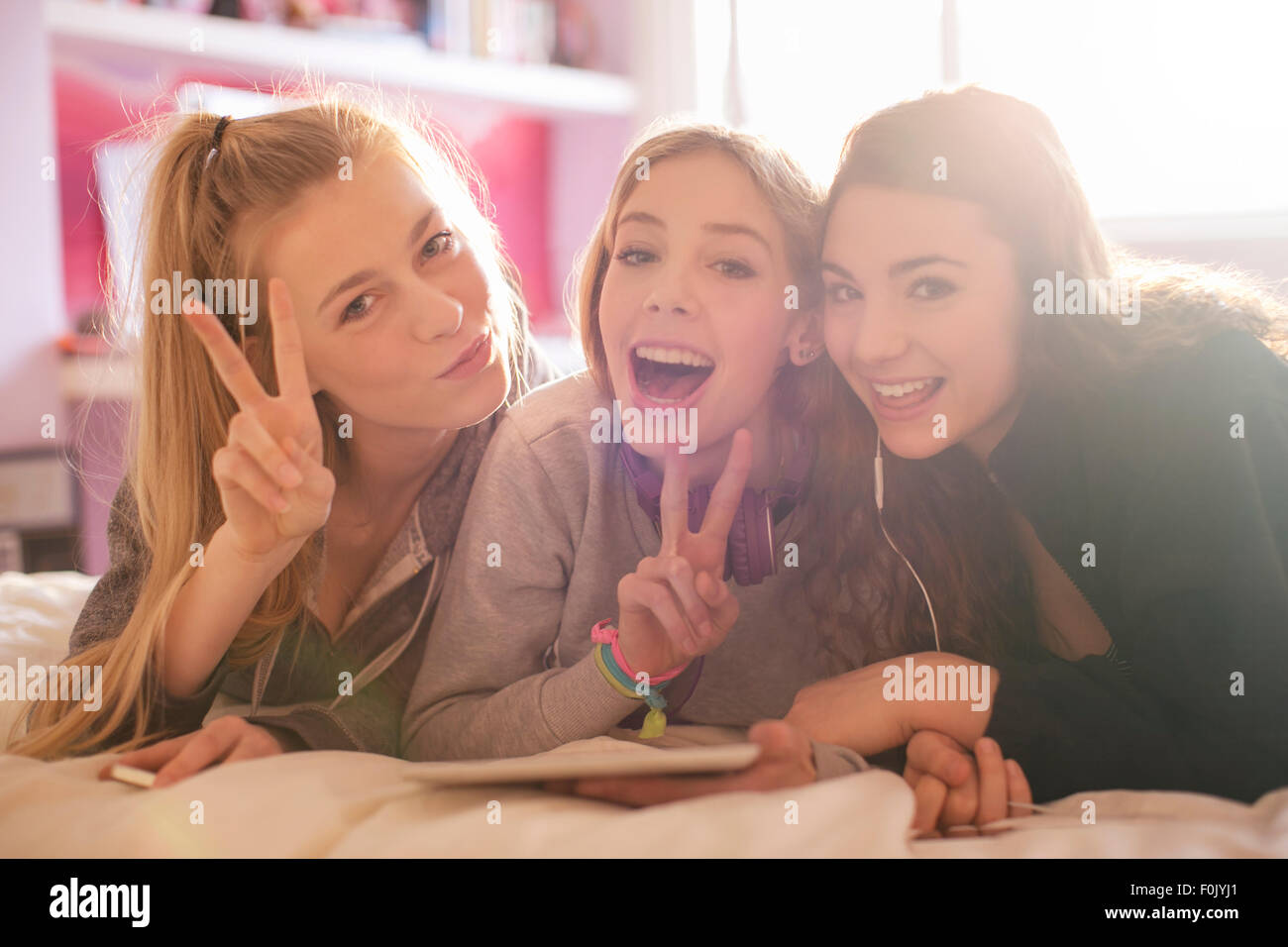 Porträt Mädchen im Teenageralter gestikulieren Peace-Zeichen Stockfoto