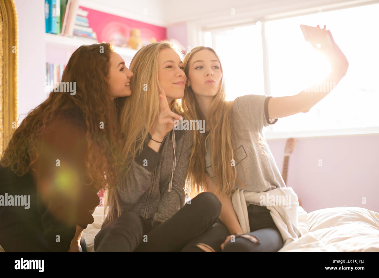 Teenager-Mädchen posieren für Selfie mit Kamera-Handy Stockfoto