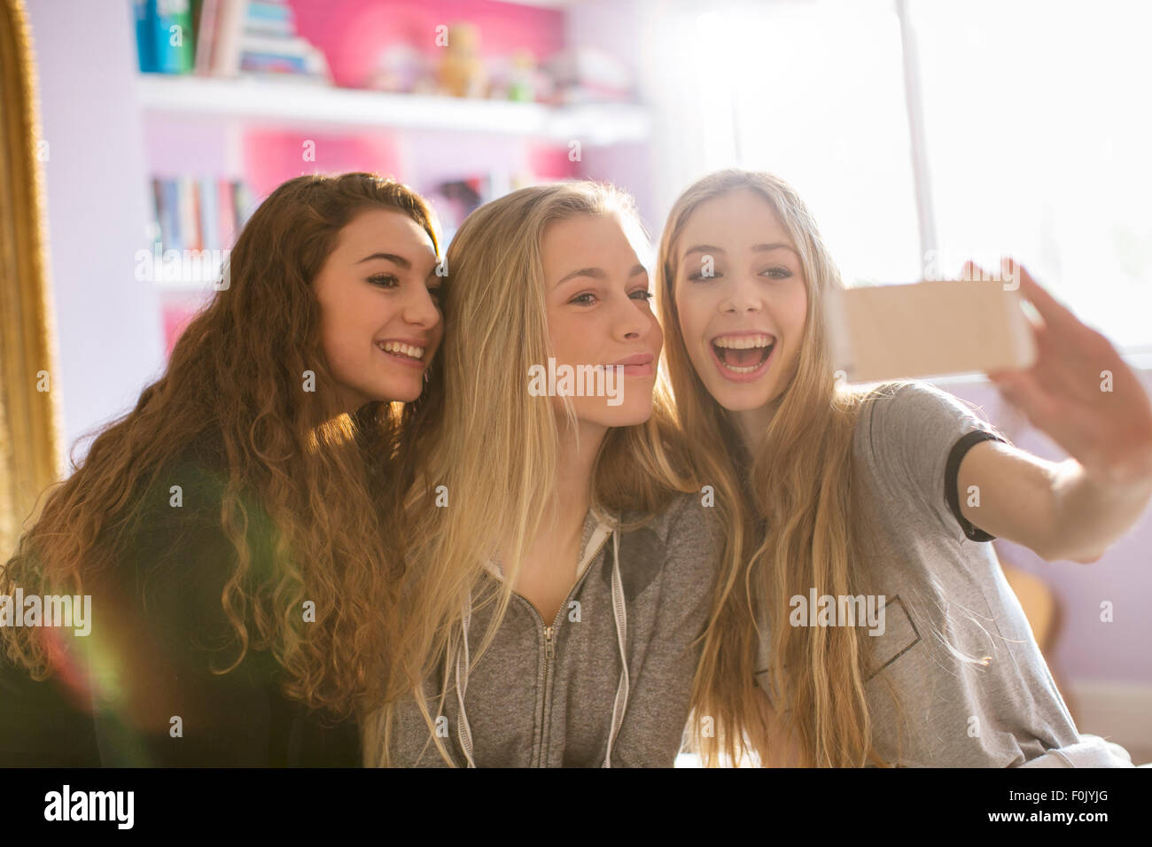 Mädchen im Teenageralter unter Selfie mit Kamera-Handy Stockfoto