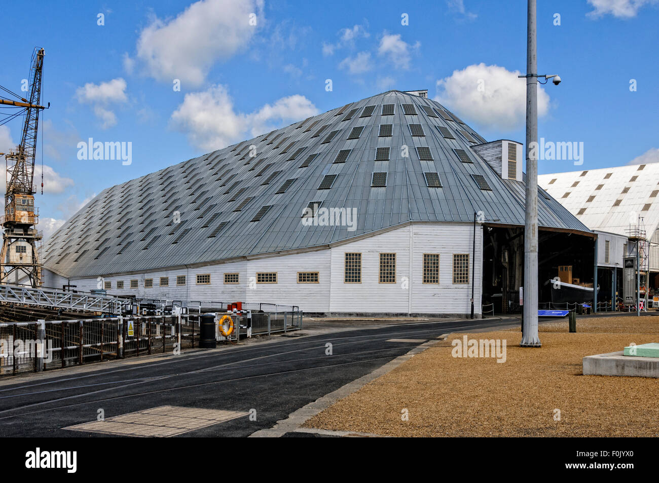 Das massive Dach des Beleg-Abdeckung über Nr. 3 Trockendock eingeführt, um die Verschlechterung der Holzschiffe durch Regen und Feuchtigkeit zu stoppen Stockfoto