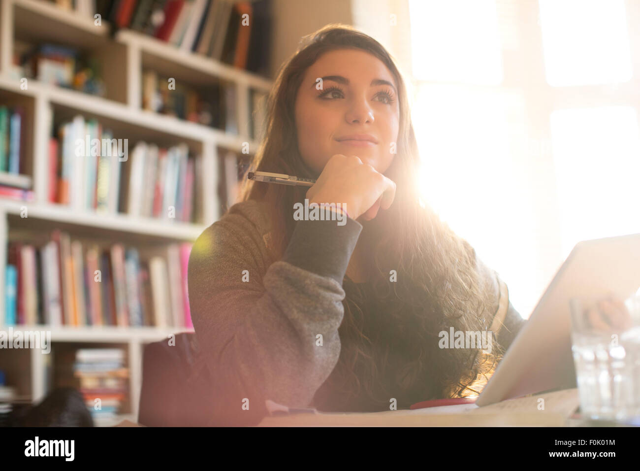 Nachdenklich Teenager-Mädchen mit digital-Tablette Stockfoto