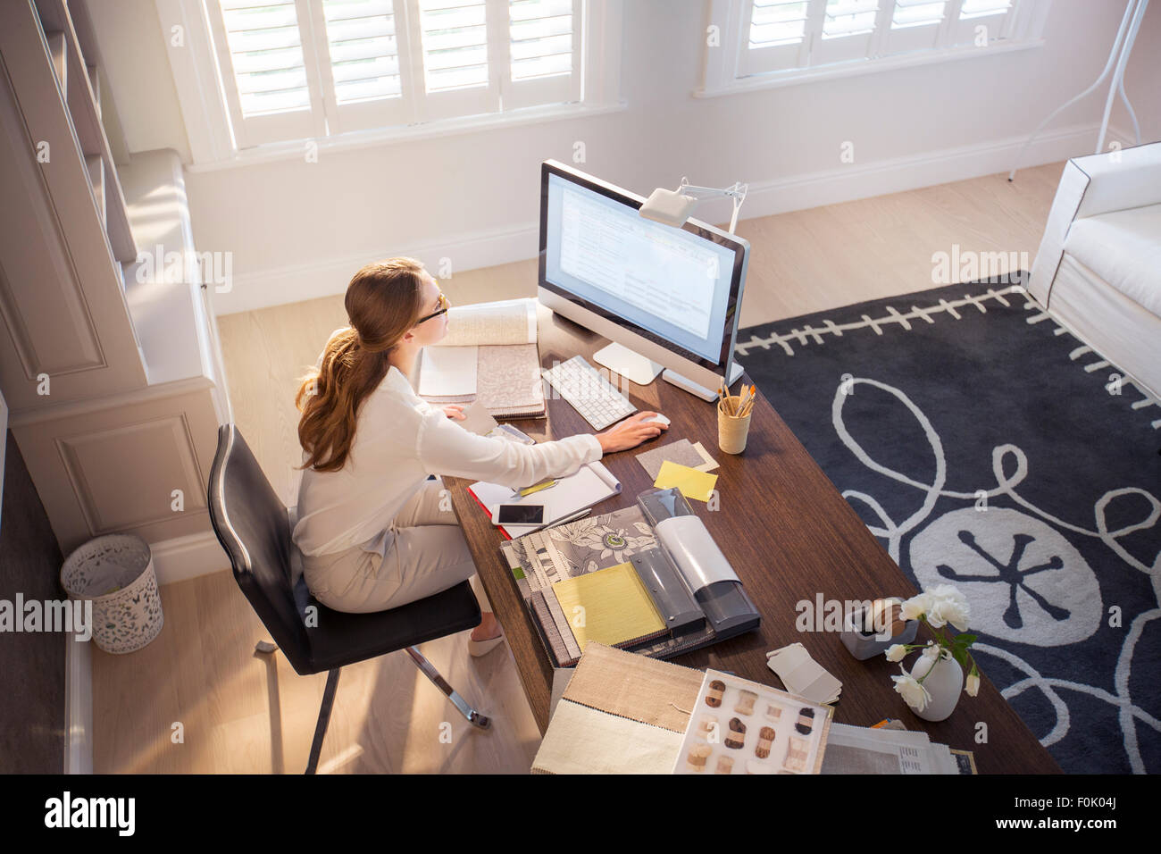 Innenarchitekt, arbeiten am Computer im Büro zu Hause Stockfotografie Alamy