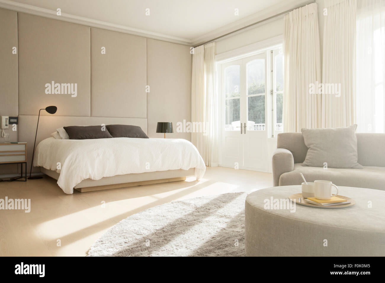 Sonniges Schlafzimmer mit Sitzecke Stockfoto