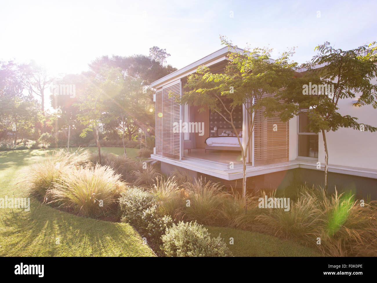 Sonnigen Hof und modernes Haus Stockfoto