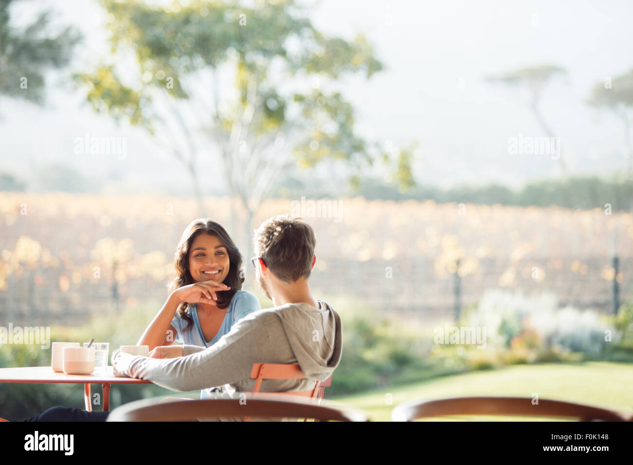 Paar Kaffee trinken und reden auf sonnigen Terrasse Stockfoto