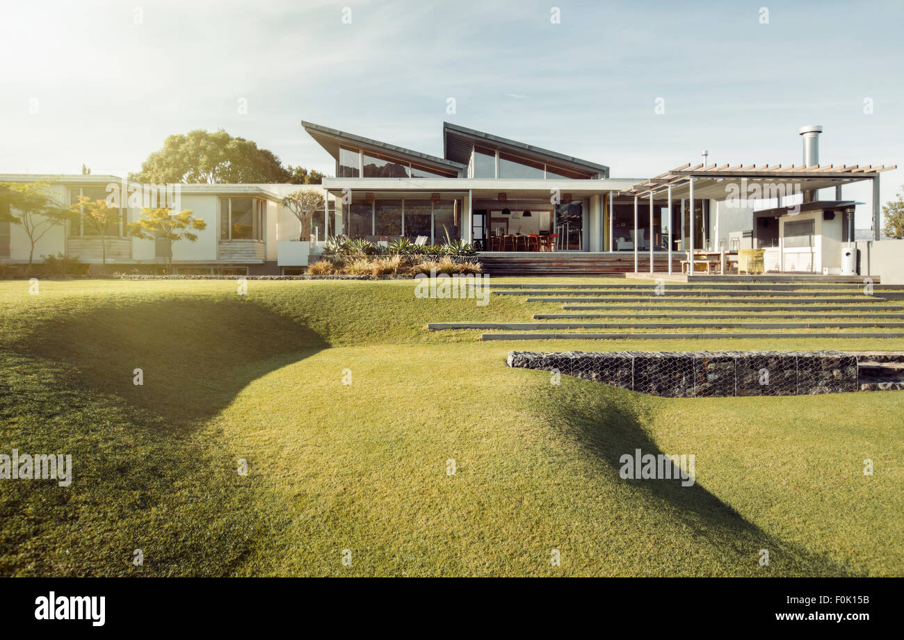 Geneigten grünen Hof und Luxus-Haus Stockfoto