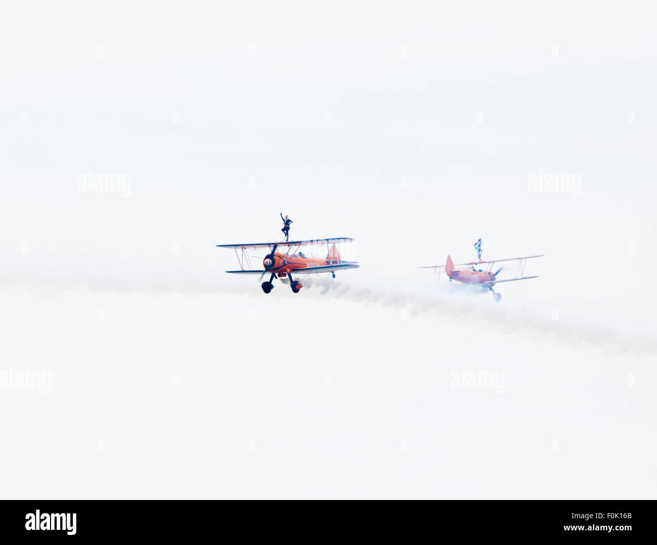 Breitling Wingwalker Antenne Team mit ihrer Boeing Stearman Doppeldecker durchführen bei Eastbourne Airbourne, UK. Stockfoto