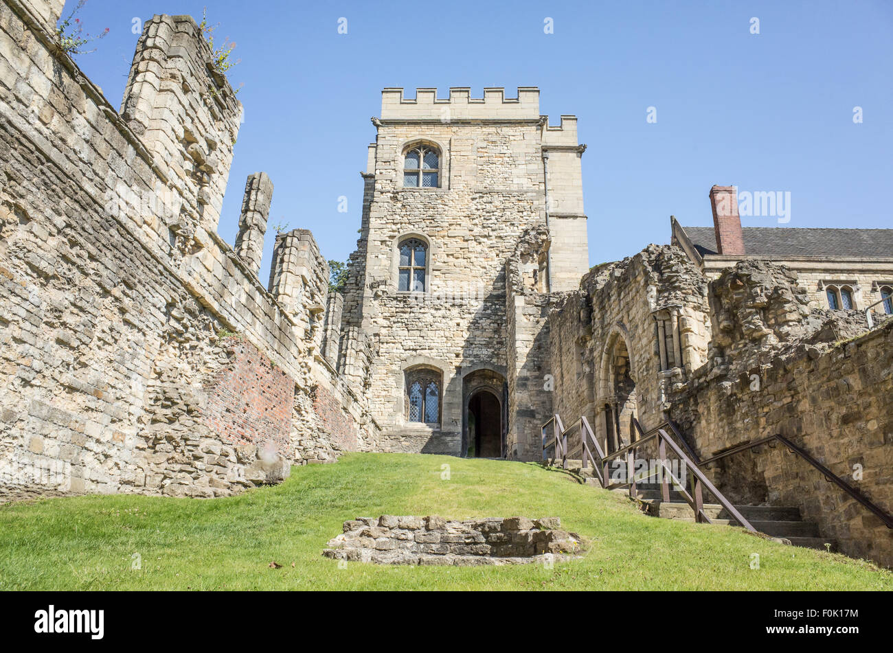 Die Reste der mittelalterlichen Bischofspalast (erbaut im 12. Jahrhundert) auf der Südseite der Kathedrale in Lincoln. Stockfoto