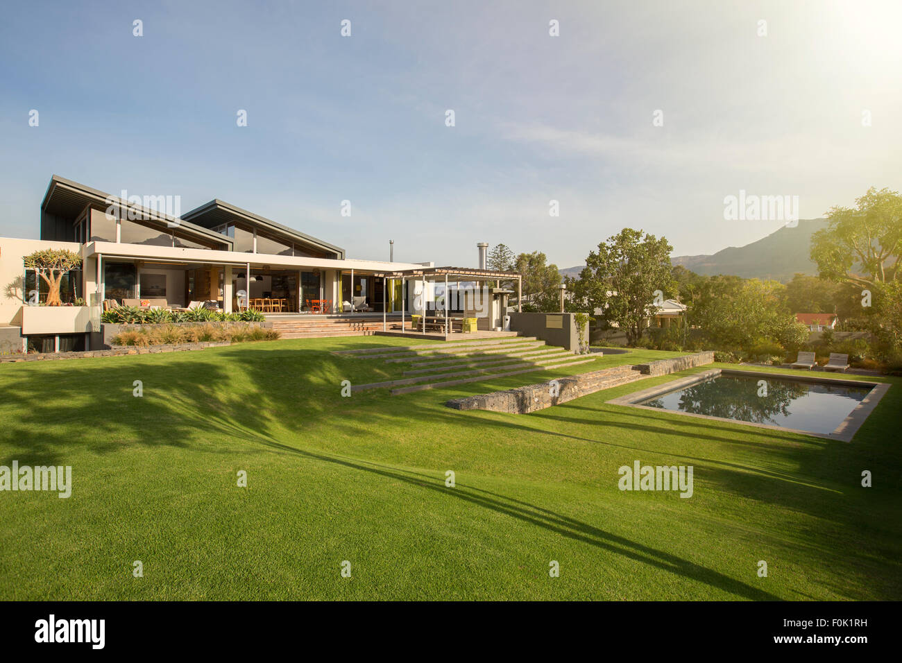 Swimming Pool, Garten und Luxus-Haus Stockfoto