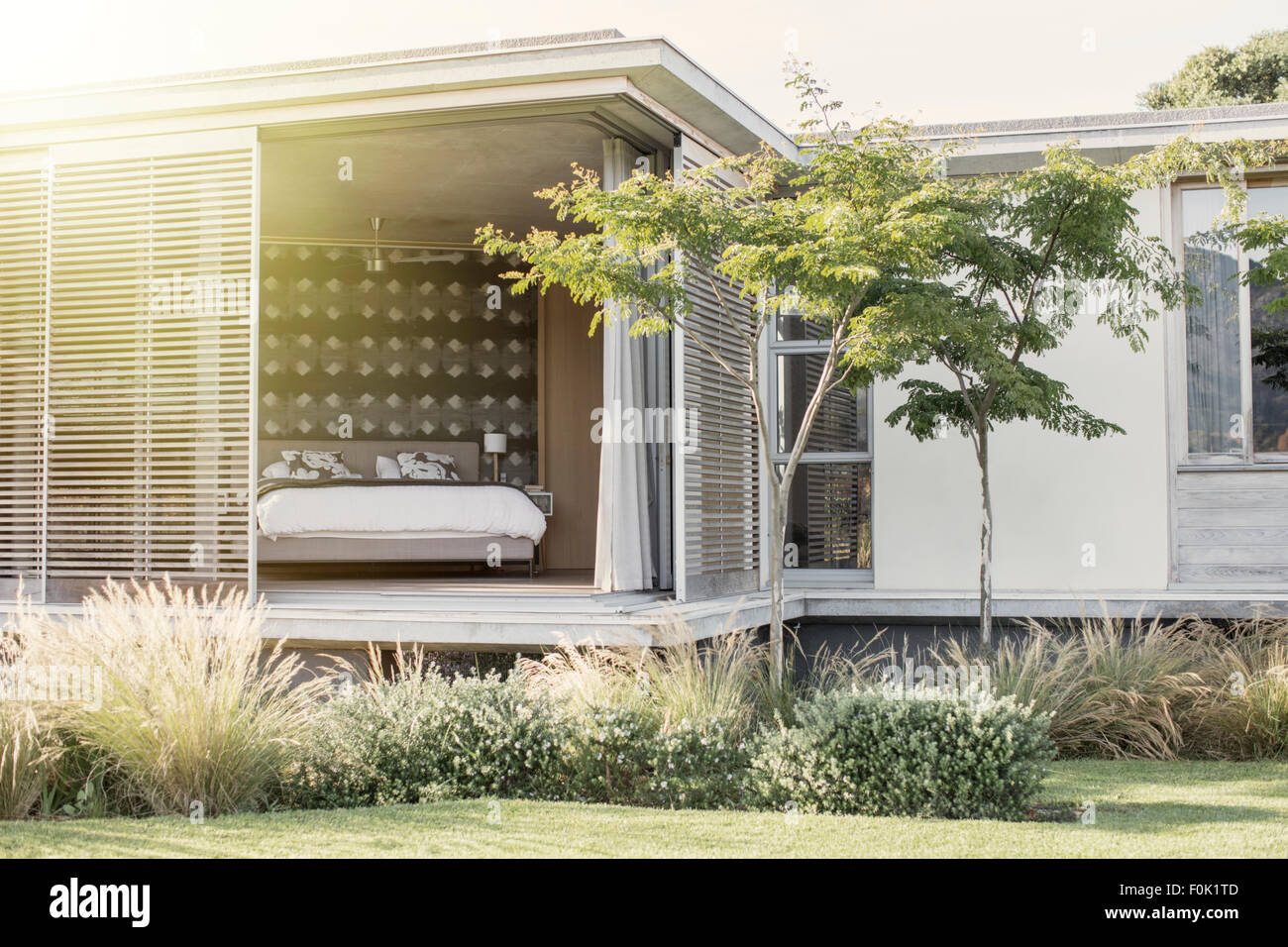 Verschlusszeit Terrassentüren offen für Luxus Schlafzimmer Stockfoto