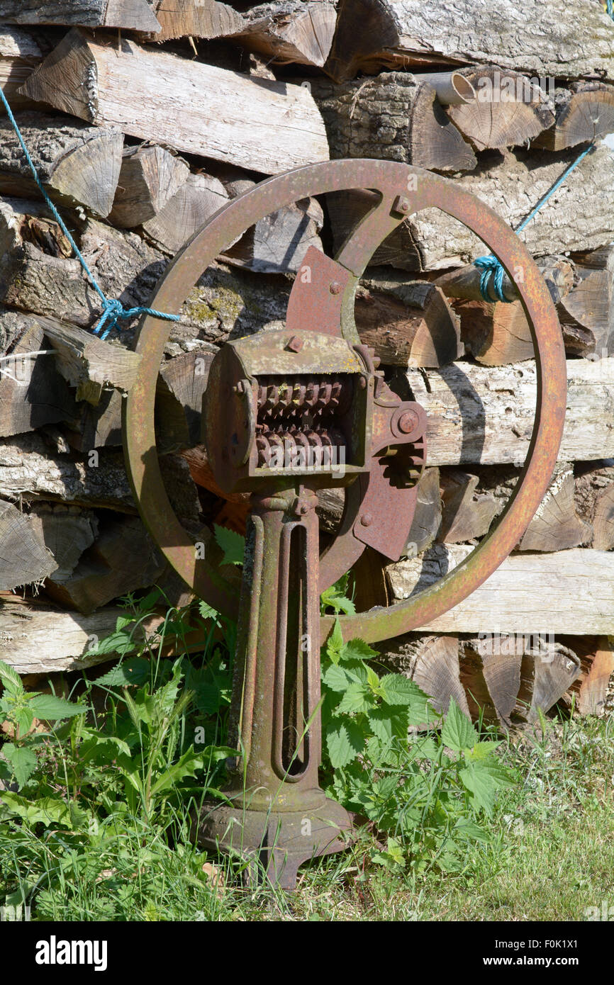 Rostige alte Landmaschinen im Garten Farm in französischen Landschaft Stockfoto