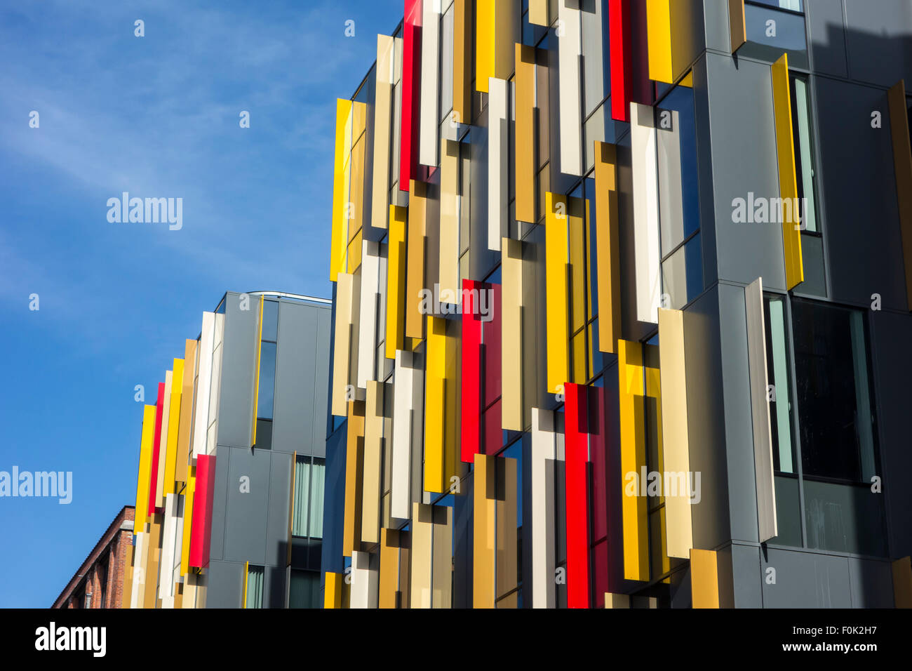 Bunte Fassade des flämischen Finanzamtes Behörden in der Stadt Aalst / Alost, Flandern, Belgien Stockfoto