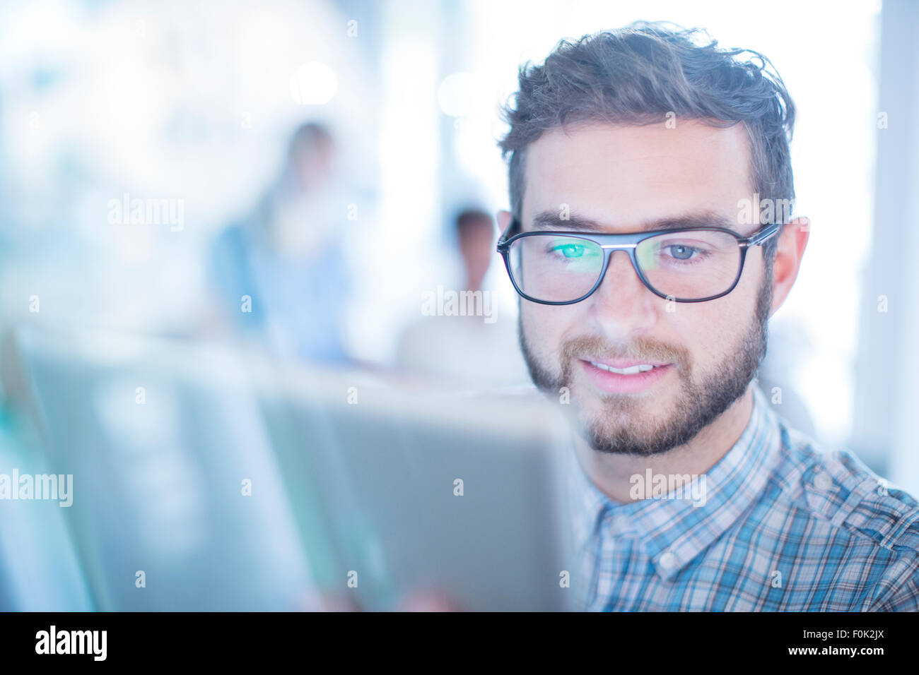 Nahaufnahme der Geschäftsmann mit Brillen mit digital-Tablette Stockfoto