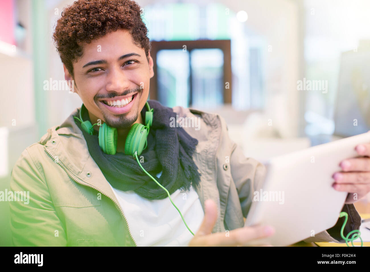 Porträt kreative Geschäftsmann mit Kopfhörern mit digital-Tablette Stockfoto