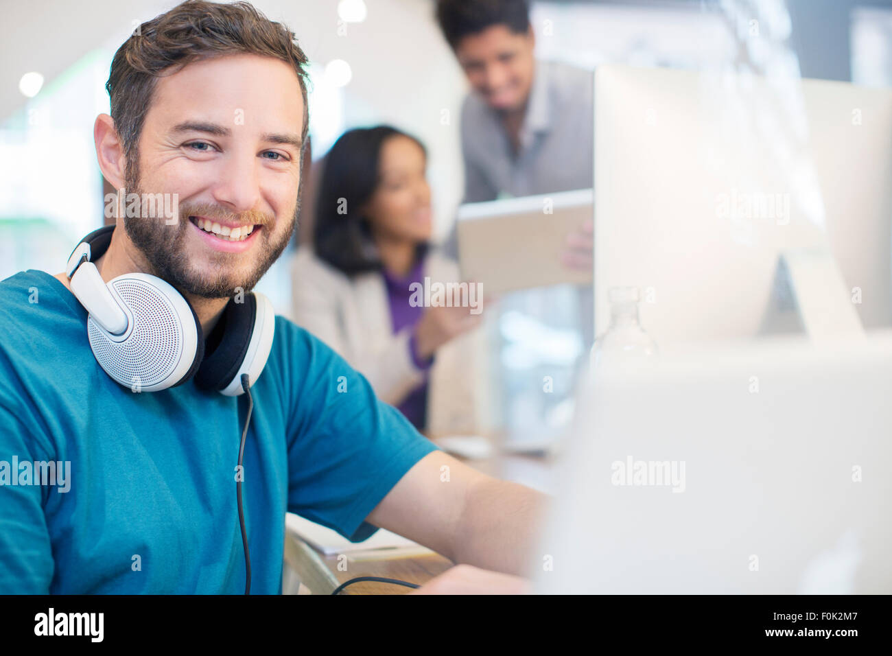 Porträt zuversichtlich kreative Geschäftsmann mit Kopfhörern, die im Büro arbeiten Stockfoto