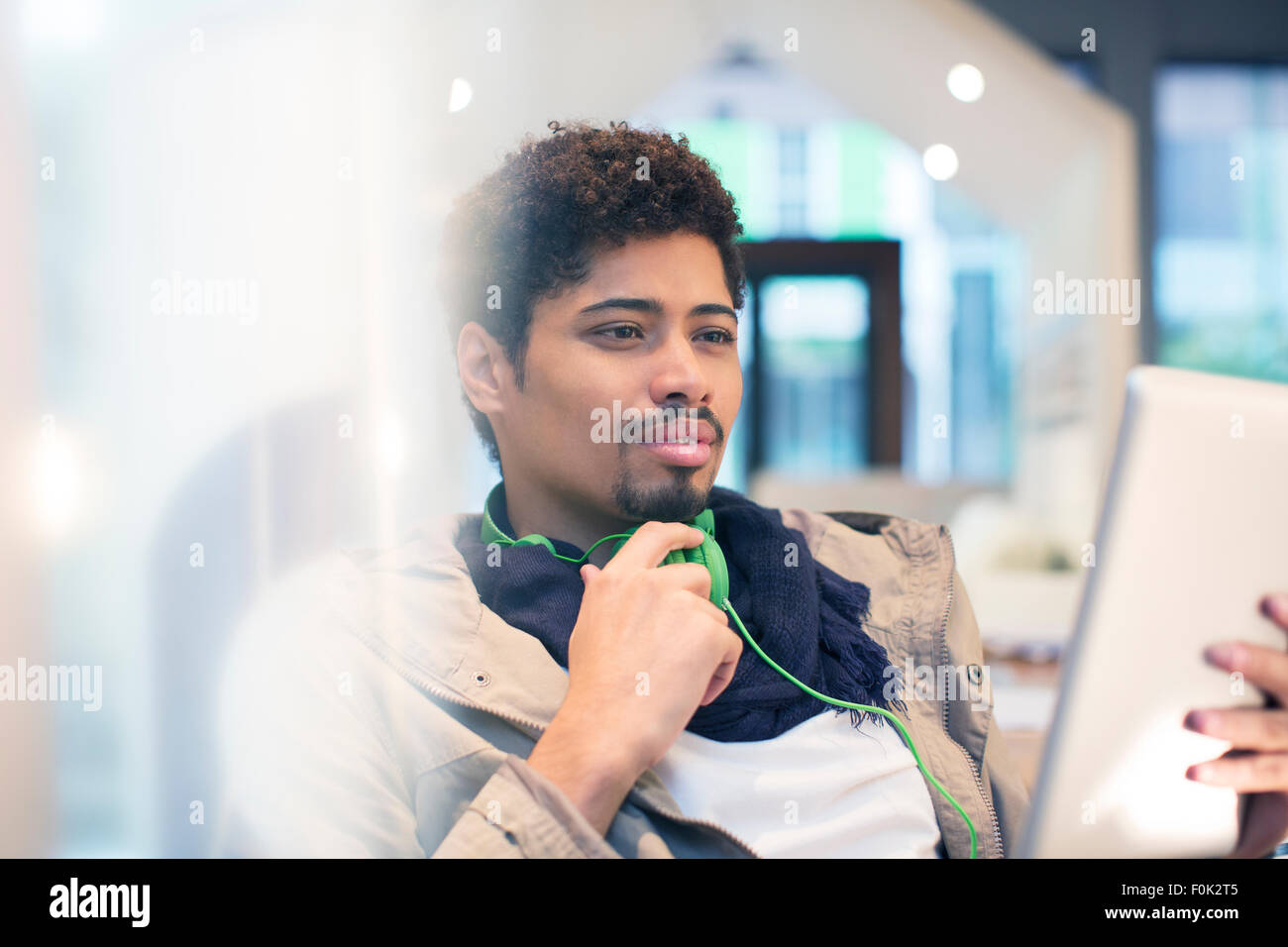 Kreative Geschäftsmann mit Kopfhörern mit digital-Tablette Stockfoto
