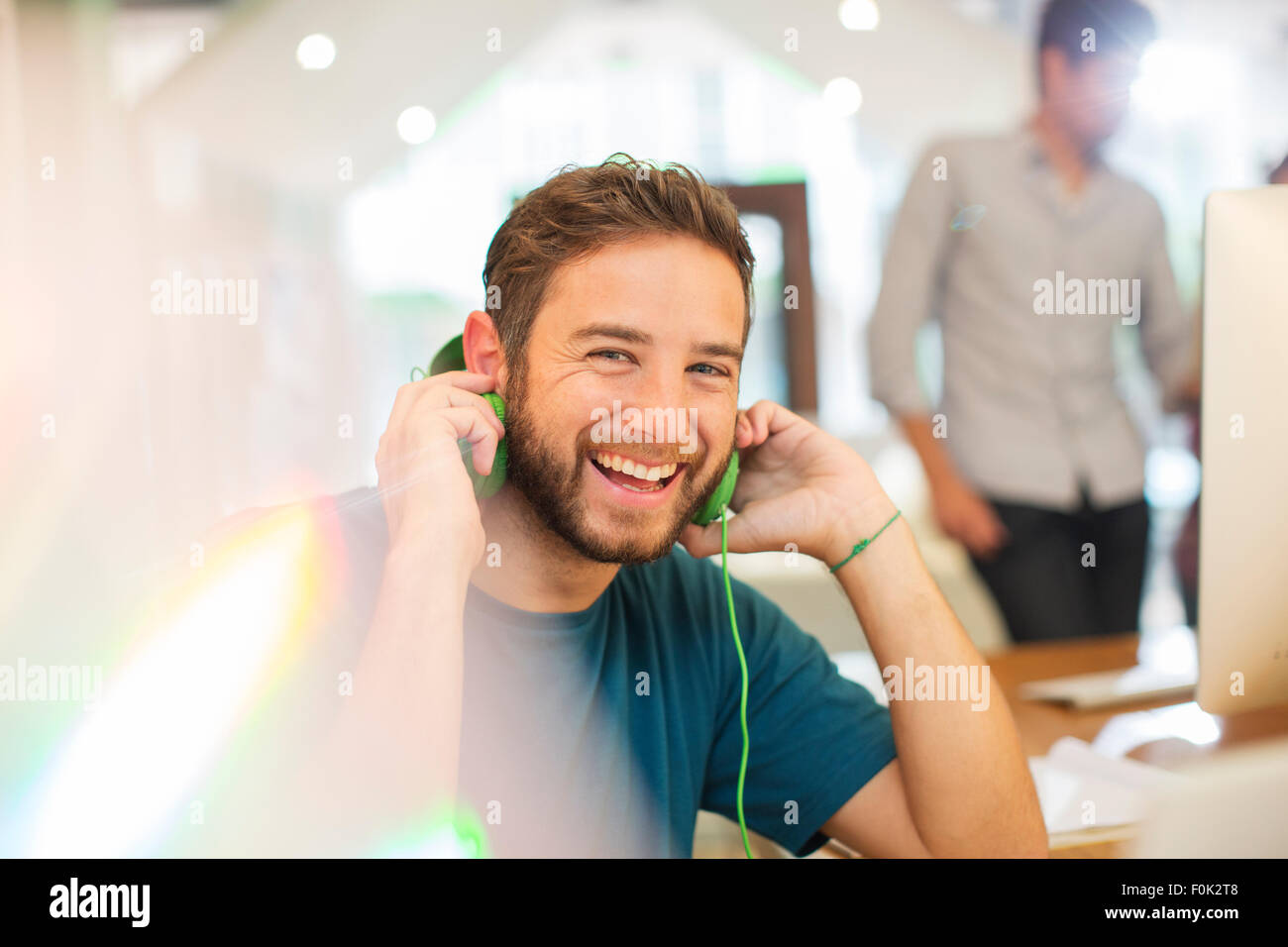Porträt begeistert kreative Geschäftsmann hören Kopfhörer im Büro Stockfoto