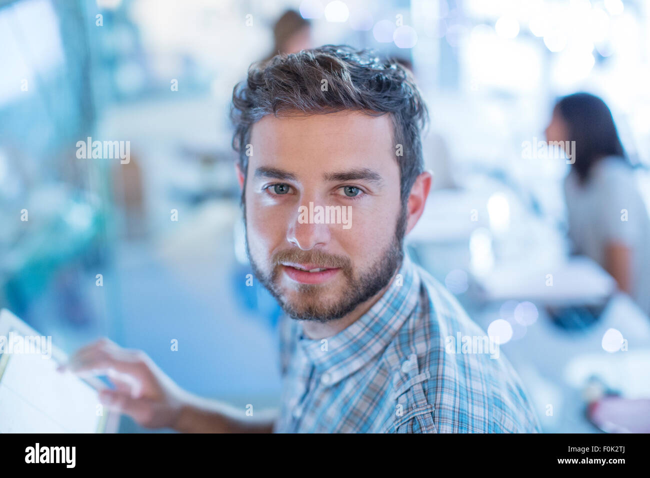 Porträt zuversichtlich Geschäftsmann mit digital-Tablette Stockfoto