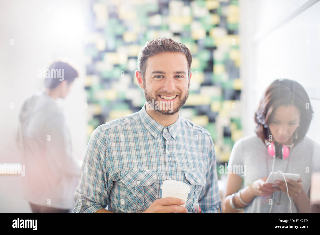 Porträt zuversichtlich kreative Geschäftsmann Kaffeetrinken im Büro Stockfoto