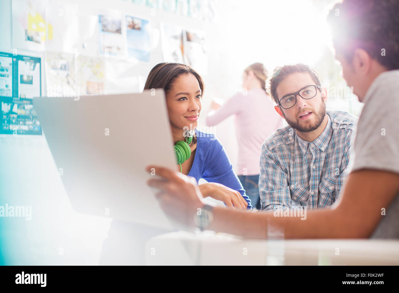 Kreative Geschäftsleute diskutieren Papierkram im Büro Stockfoto