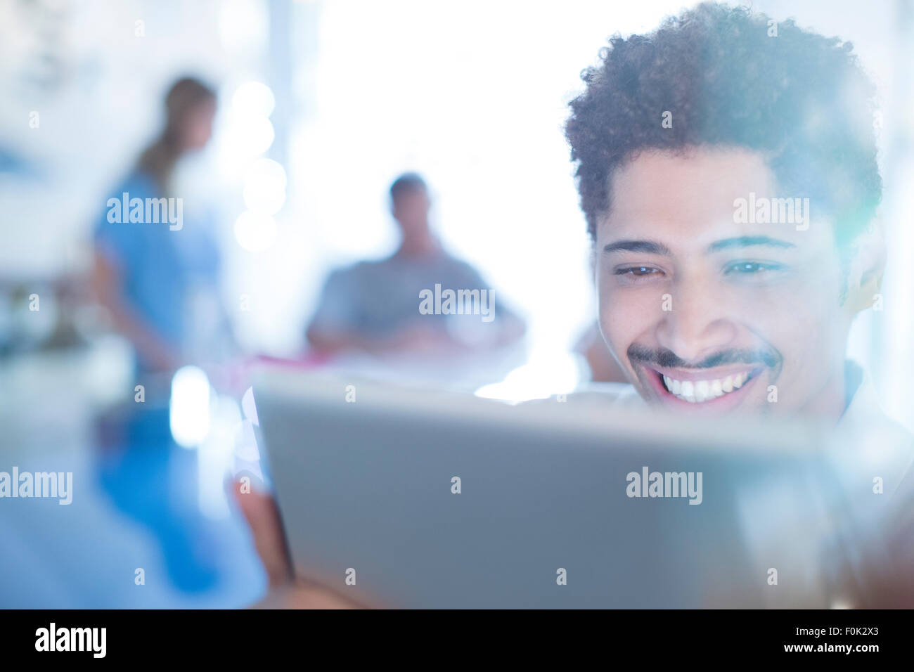 Schließen Sie sich lächelnd Geschäftsmann mit digital-Tablette Stockfoto