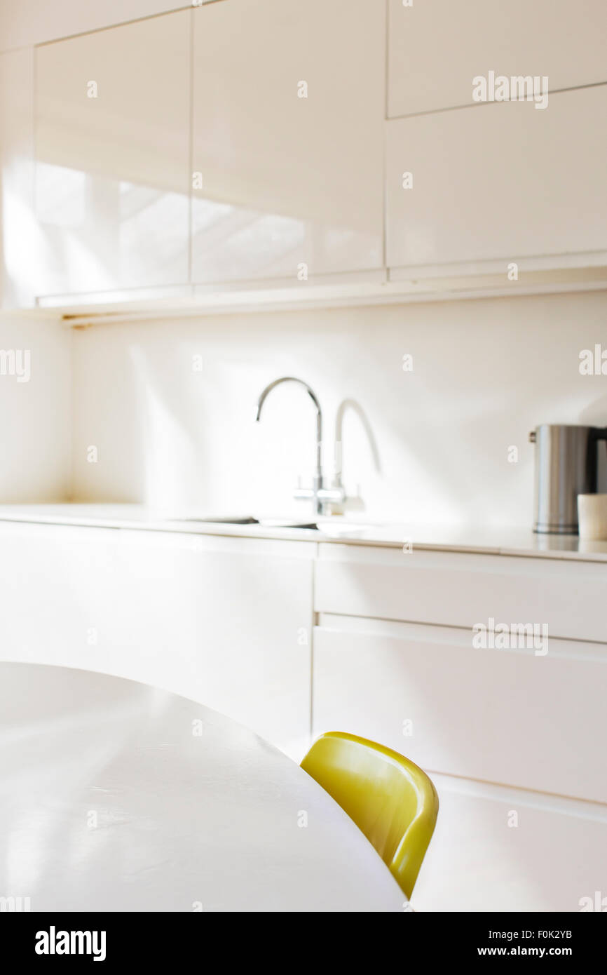 Einfachen Wasserhahn in modernen weißen Küche Stockfoto