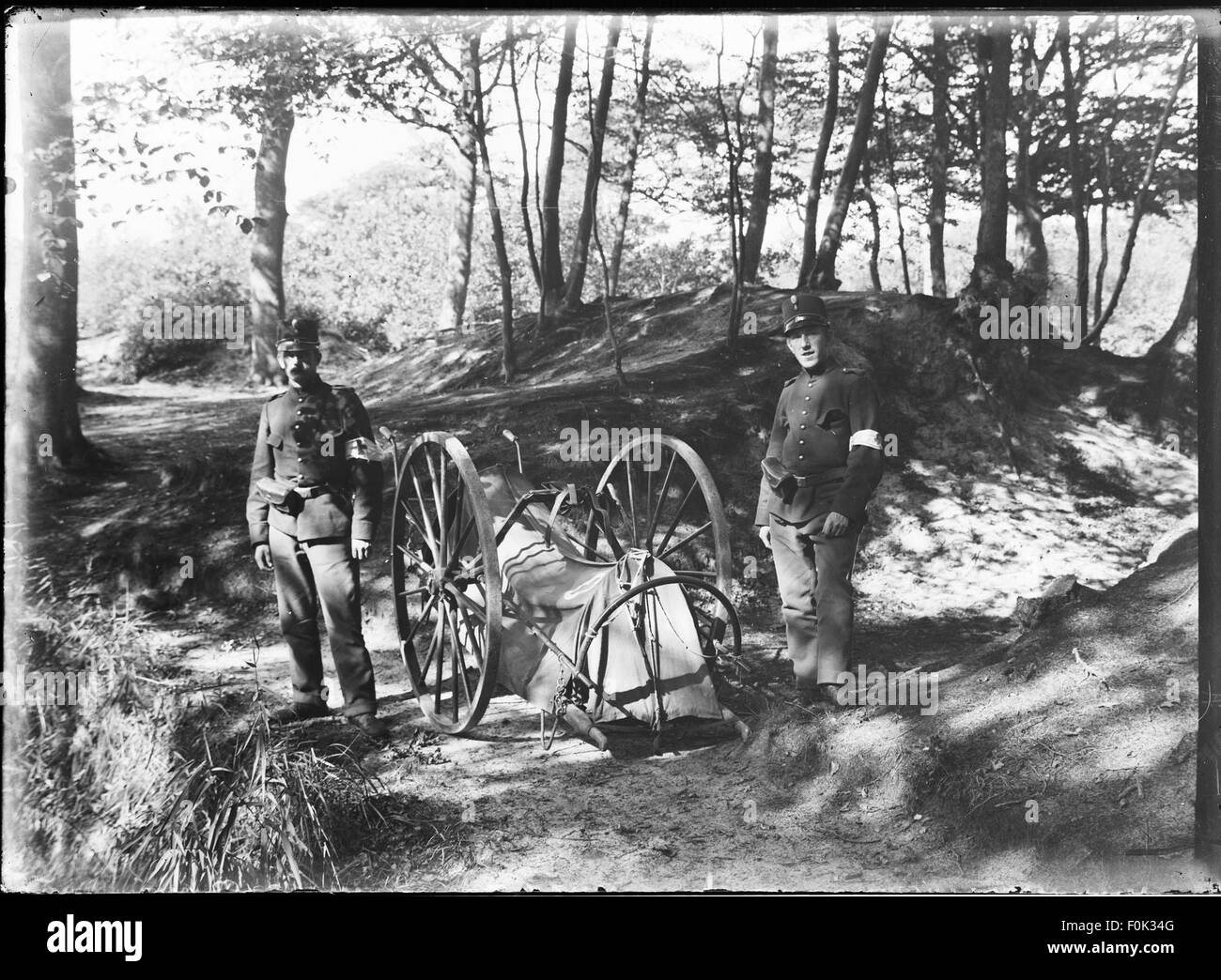 Die Mobilisatie 1914-1918 bezieht sich auf die Mobilisierungsbemühungen verschiedener Nationen während des Ersten Weltkriegs von 1914 bis 1918. Dazu gehörten die Vorbereitung von Militärkräften, Ressourcen und Logistik für den globalen Konflikt. Stockfoto