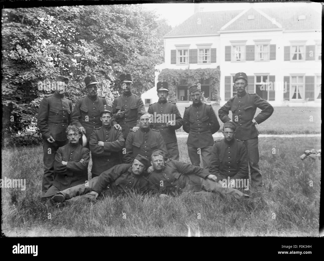 "Mobilisatie 1914-1918" bezieht sich auf die Mobilisierung von Truppen in den Niederlanden während des Ersten Weltkriegs. Dieser Zeitraum markierte die militärischen Vorbereitungen und die nationale Reaktion auf die Anfangsphasen des Krieges. Stockfoto