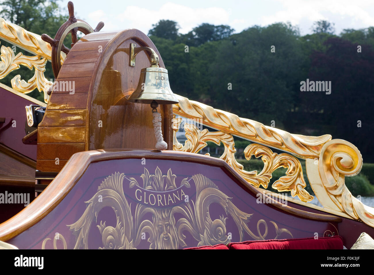 die Glocke und Sitz des Royal barge die Gloriana Stockfoto