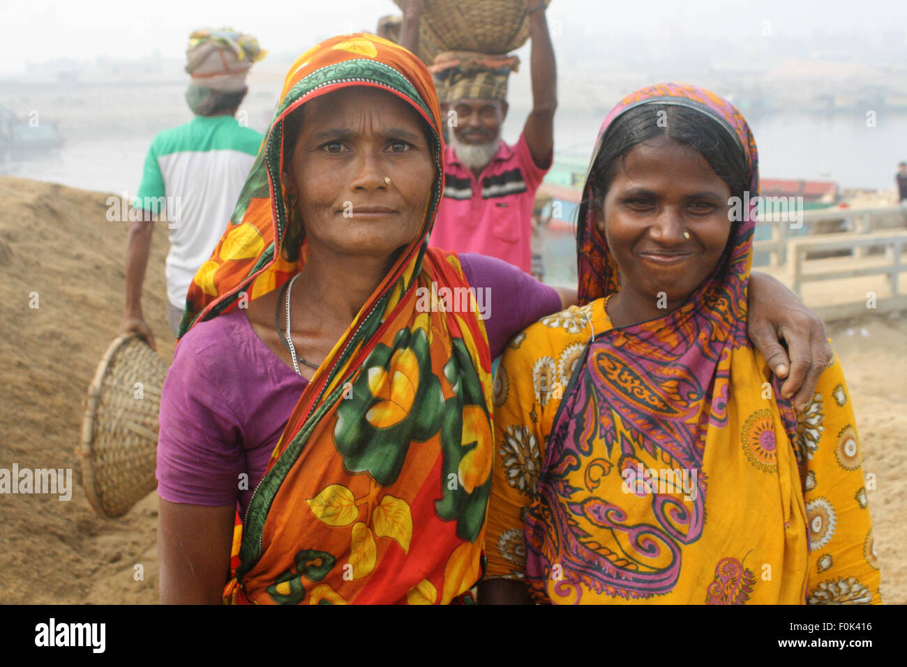 Porträt der Frau Arbeit in Bangladesch. Trägt schwere Lasten von Sand auf ihren Köpfen in der Bank des Flusses Turag ausgeglichen sind. Stockfoto